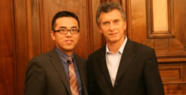 信達(dá)董事長(zhǎng)與阿根廷馬克里總統(tǒng)合影