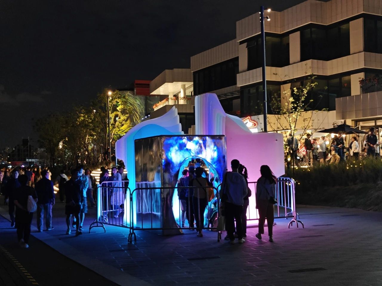 藏不住了，這個國慶，信達電通助力上海國際光影節徐匯分會場！